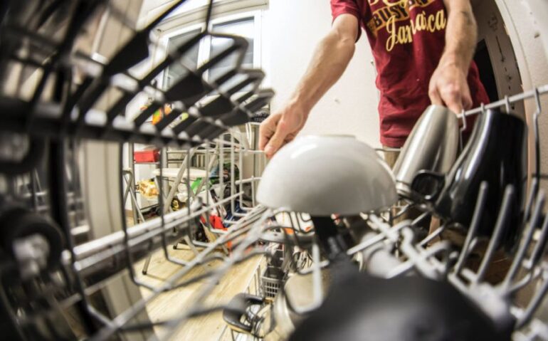 bulasik-makinesi-kokusu-nasil-giderilir